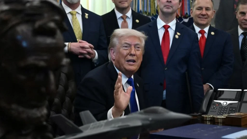 Donald Trump bromea sobre usar chaleco antibalas en medio de preocupaciones por su seguridad, generando reacciones tras sus declaraciones en el Despacho Oval.