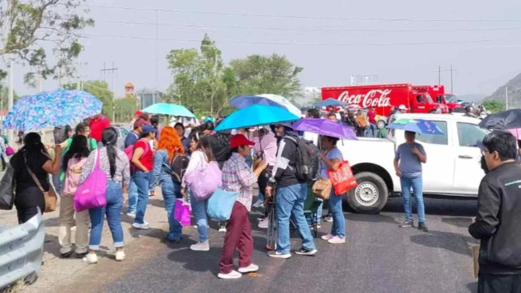 Se&ntilde;alan que varios maestros quedaron atrapados con sus veh&iacute;culos en el lugar y fueron golpeados.